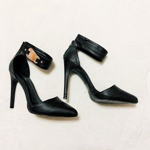 Women’s black heels size 7.5